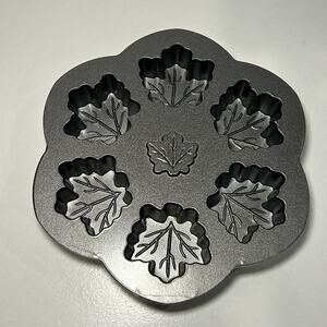 Nordic Ware Cast Aluminum Maple Leaf Cake Muffin Mold Pan Autumn Leaves